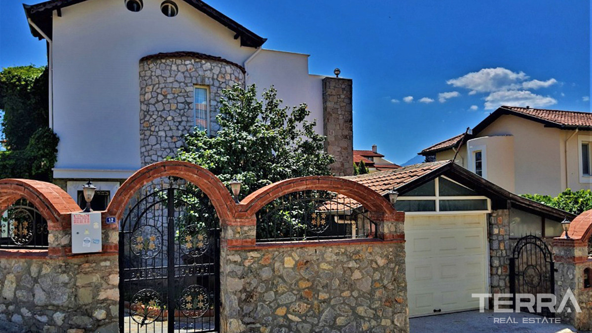 Resale Villa with Swimming Pool and Furniture in Fethiye, Çalış - 55940