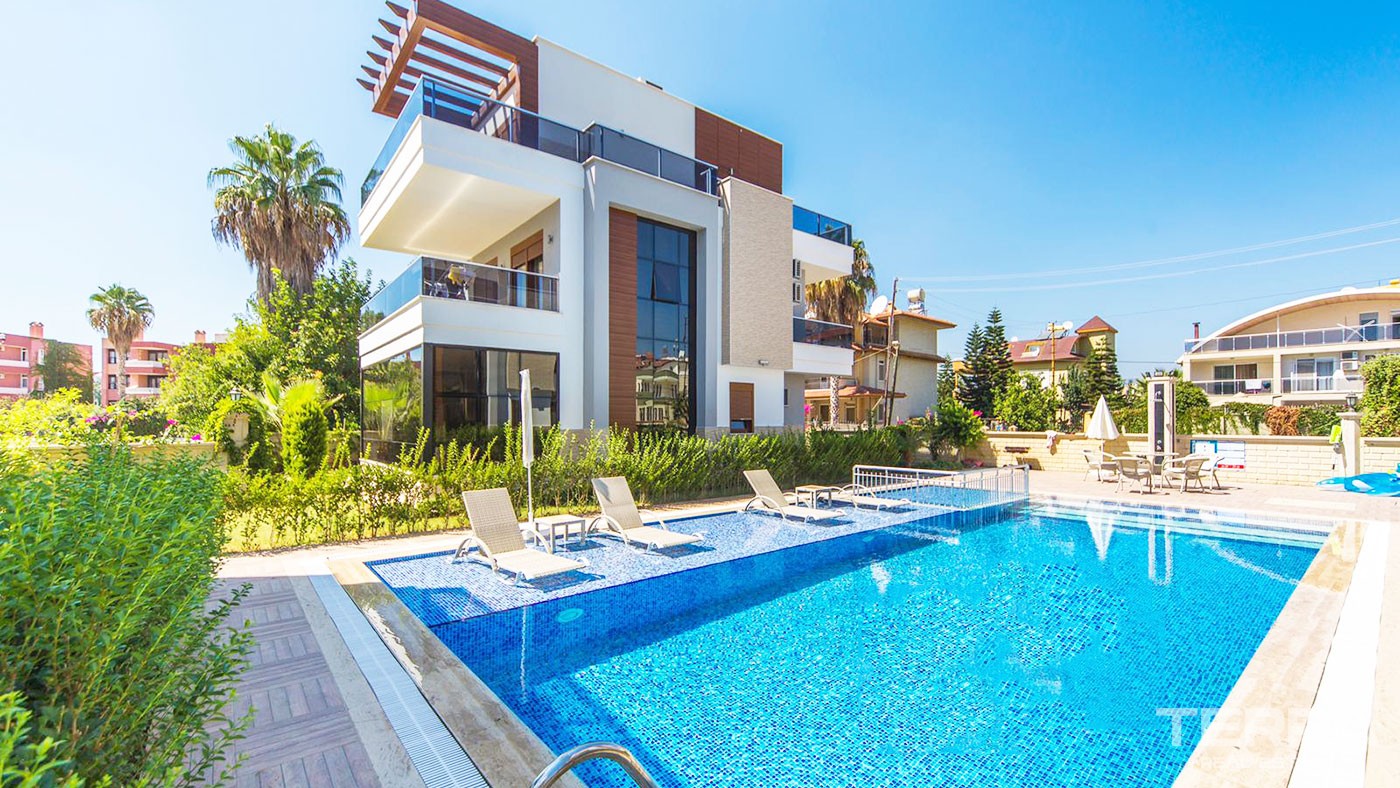 Villa with Private Garden to Buy in Konaklı Alanya Just by the Beach