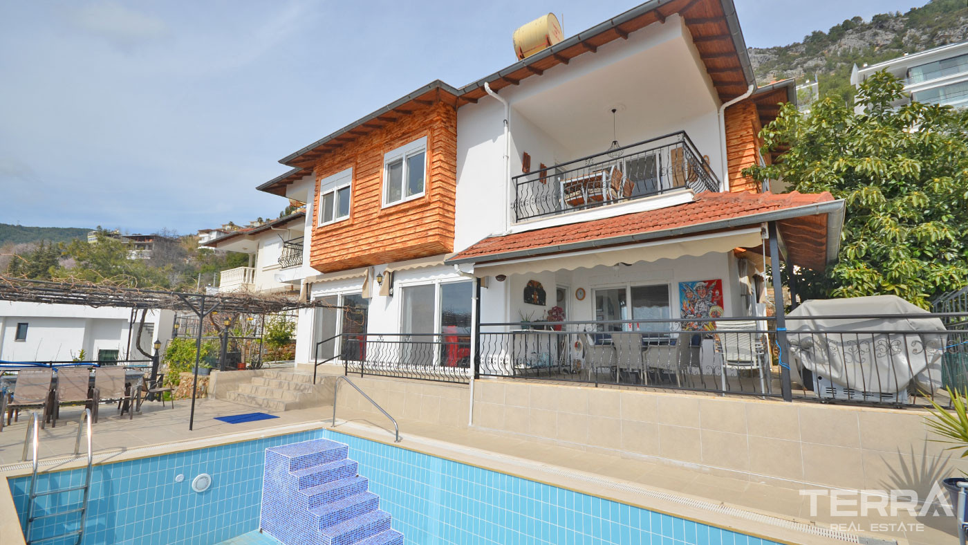 4+1 Resale Villa in Alanya, Tepe with Oustanding Sea View