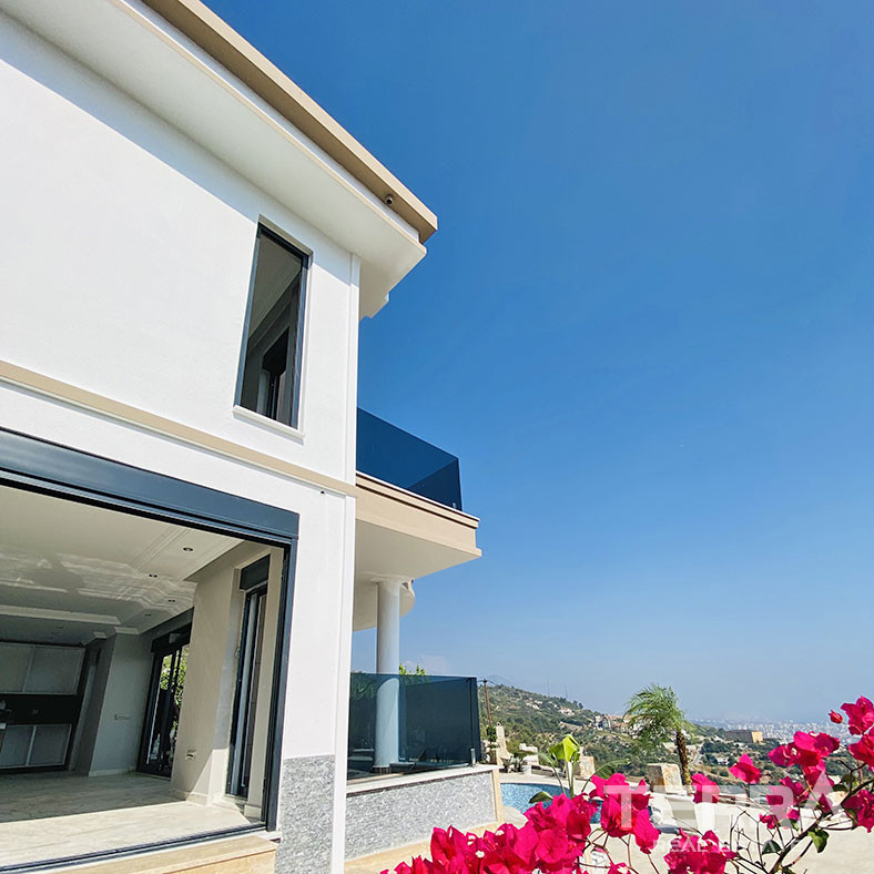 Tranquil and Spacious Alanya Villa Intertwined with Nature in Cikcilli - 70036