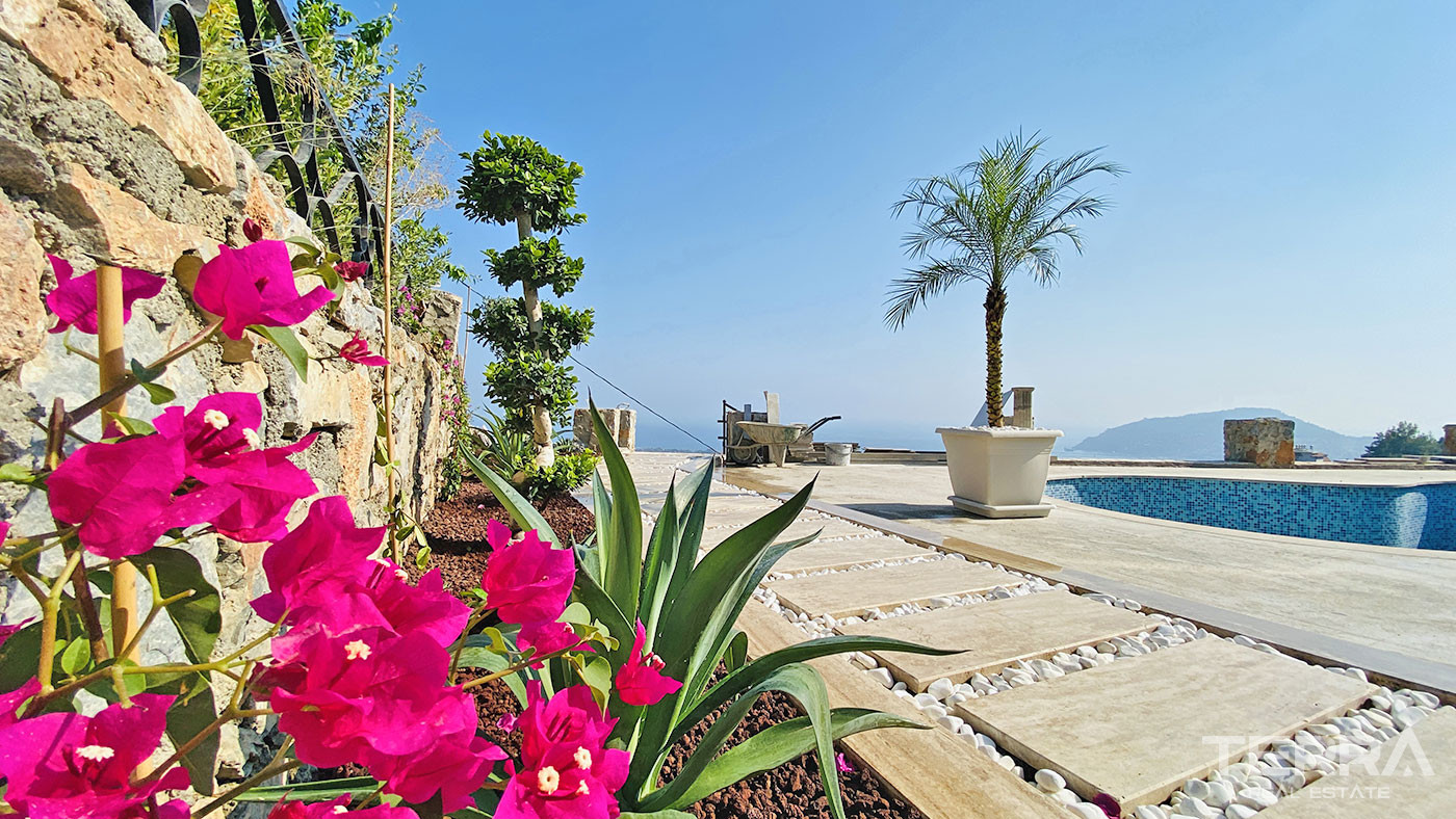 Tranquil and Spacious Alanya Villa Intertwined with Nature in Cikcilli - 70041