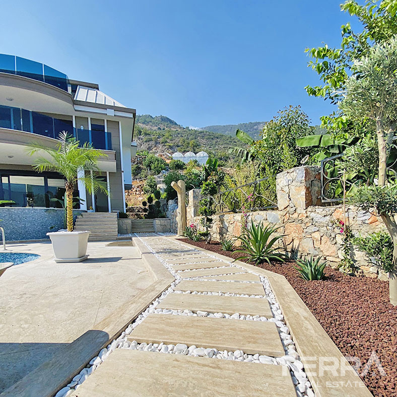 Tranquil and Spacious Alanya Villa Intertwined with Nature in Cikcilli - 70044