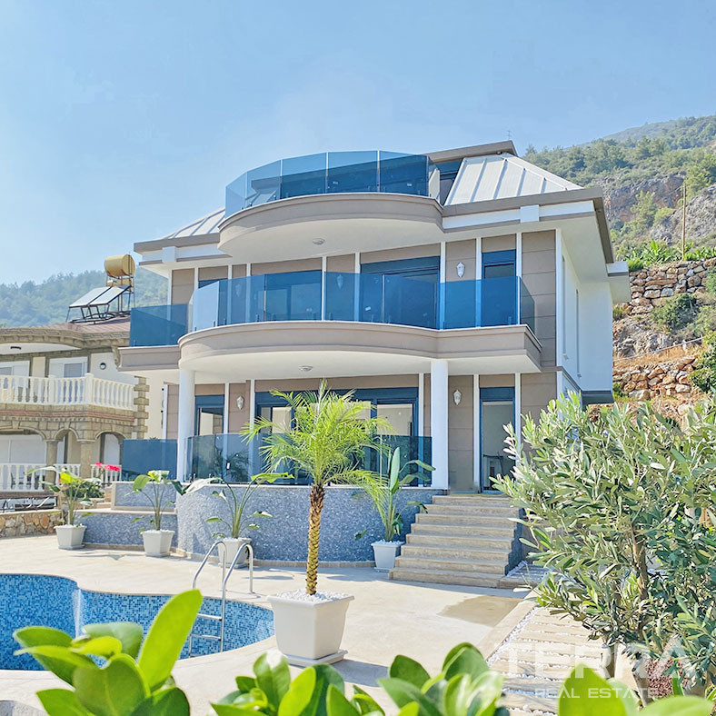 Tranquil and Spacious Alanya Villa Intertwined with Nature in Cikcilli - 70045