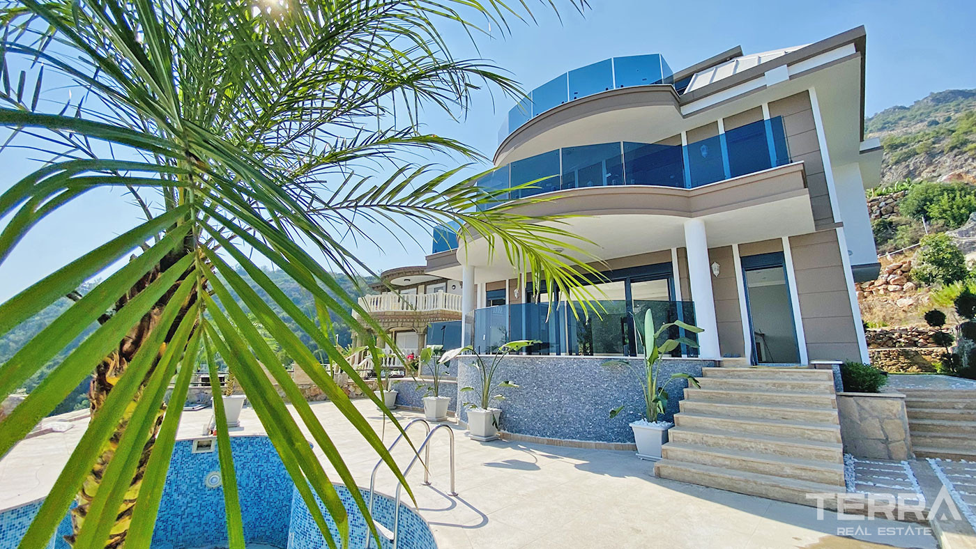 Tranquil and Spacious Alanya Villa Intertwined with Nature in Cikcilli - 70047