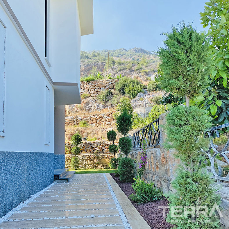 Tranquil and Spacious Alanya Villa Intertwined with Nature in Cikcilli - 70049