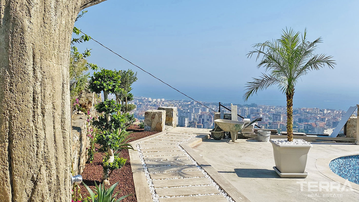 Tranquil and Spacious Alanya Villa Intertwined with Nature in Cikcilli - 70050