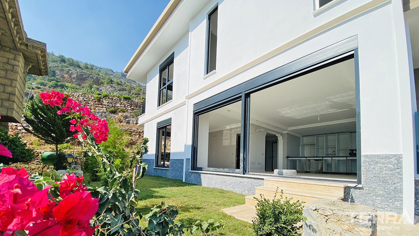 Tranquil and Spacious Alanya Villa Intertwined with Nature in Cikcilli - 70052
