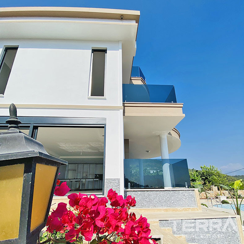 Tranquil and Spacious Alanya Villa Intertwined with Nature in Cikcilli - 70055