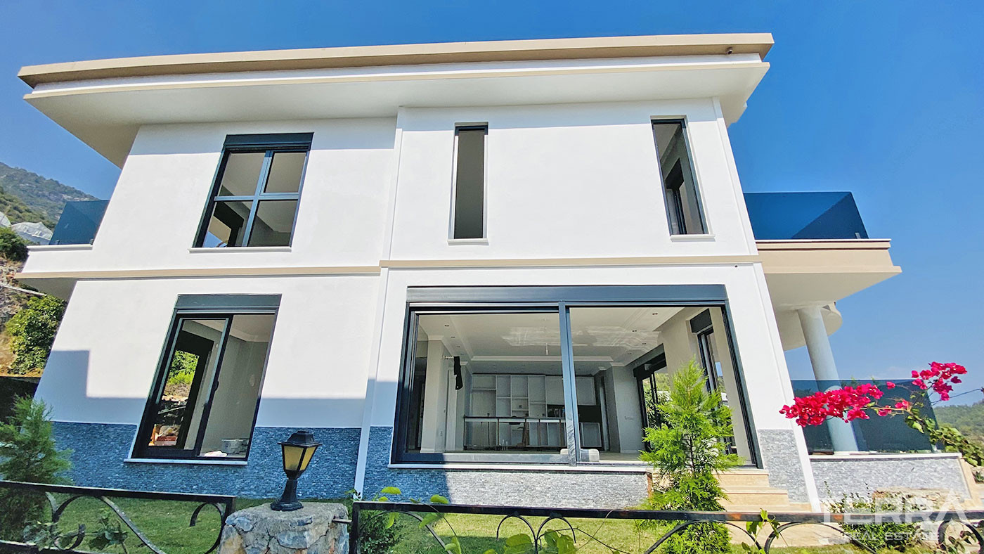 Tranquil and Spacious Alanya Villa Intertwined with Nature in Cikcilli - 70056