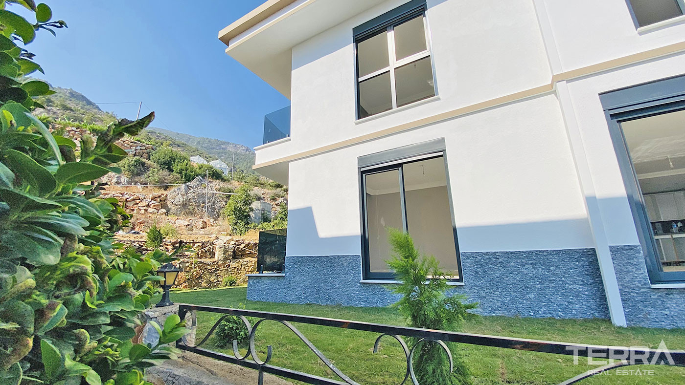 Tranquil and Spacious Alanya Villa Intertwined with Nature in Cikcilli - 70057