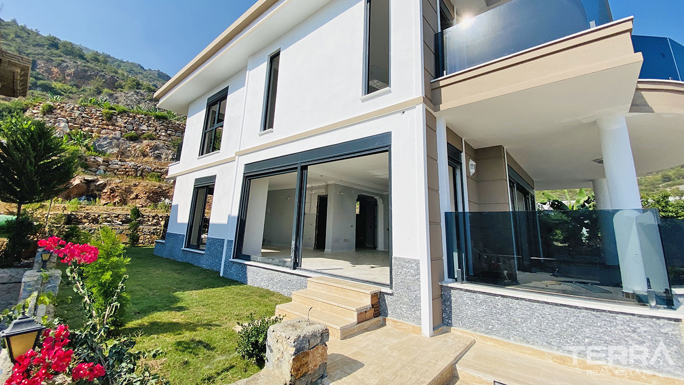 Tranquil and Spacious Alanya Villa Intertwined with Nature in Cikcilli - 70058