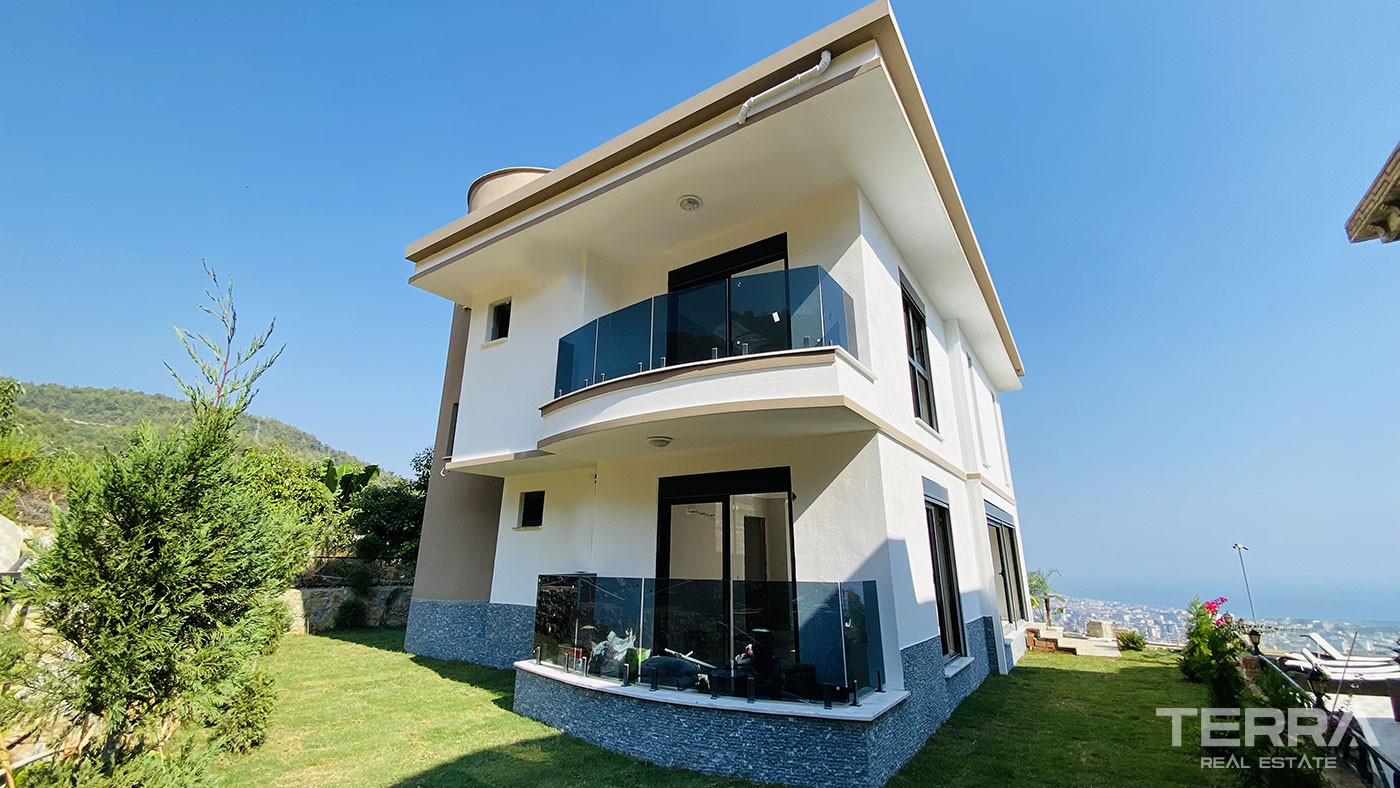 Tranquil and Spacious Alanya Villa Intertwined with Nature in Cikcilli - 70059