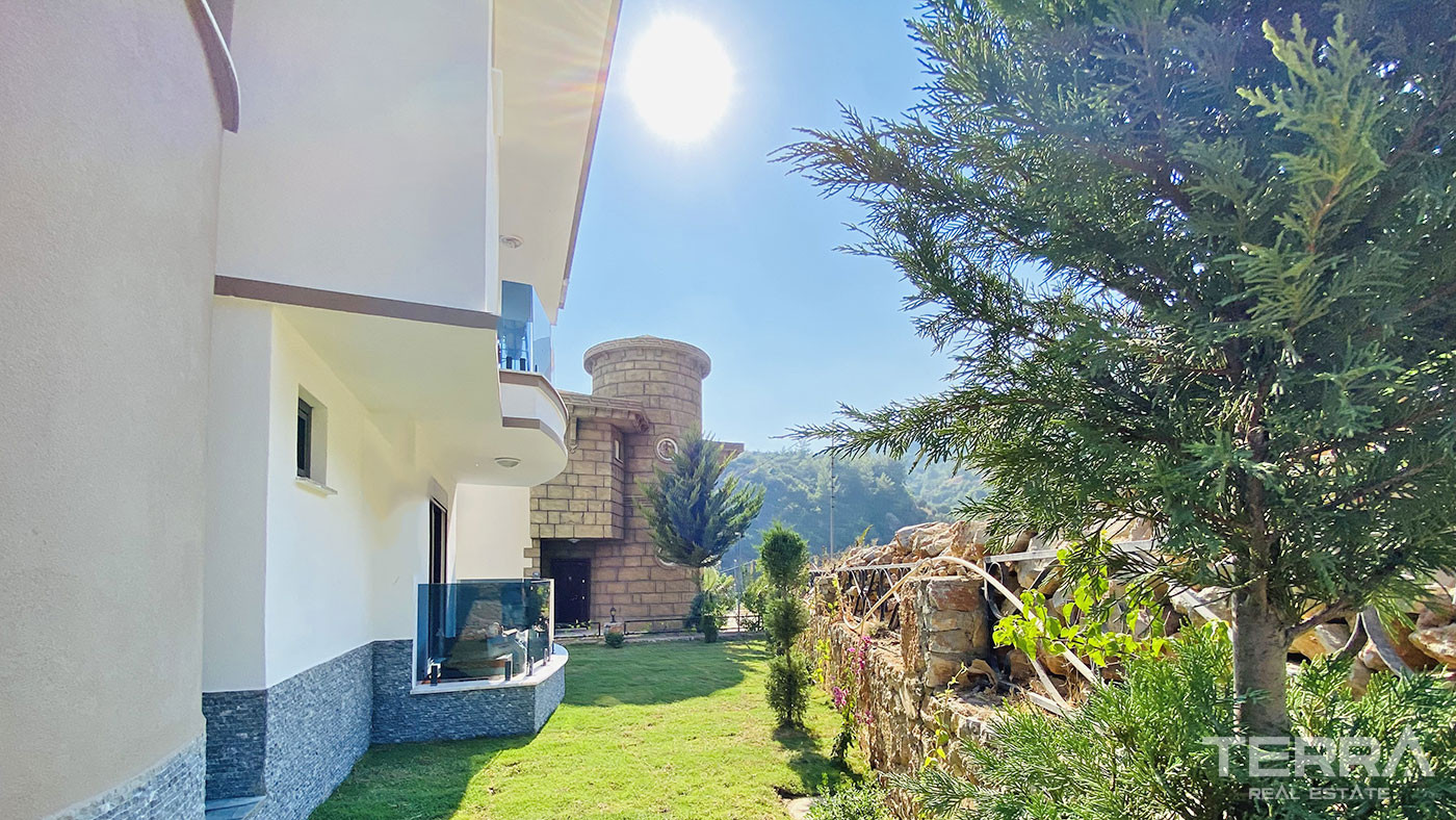 Tranquil and Spacious Alanya Villa Intertwined with Nature in Cikcilli - 70061