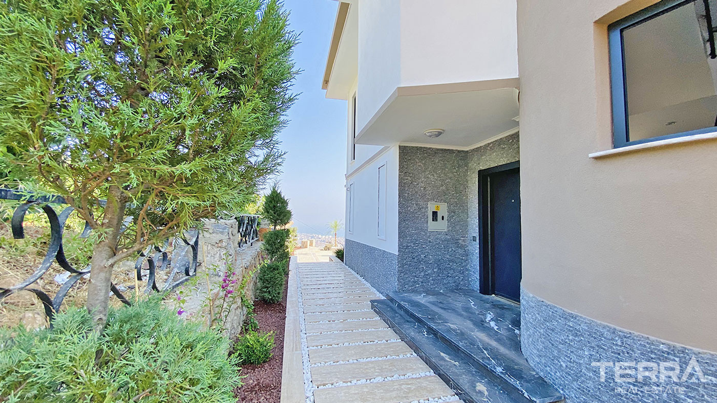 Tranquil and Spacious Alanya Villa Intertwined with Nature in Cikcilli - 70062