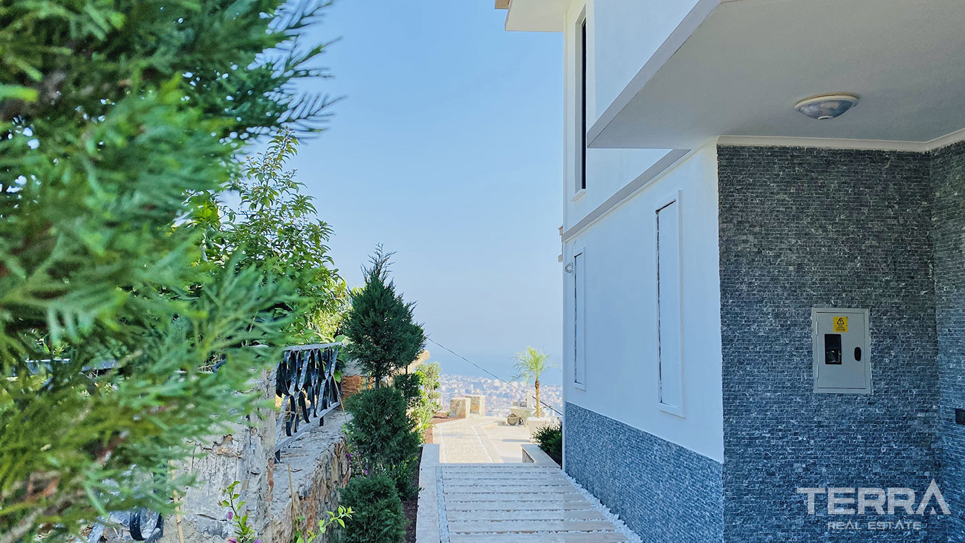 Tranquil and Spacious Alanya Villa Intertwined with Nature in Cikcilli - 70063