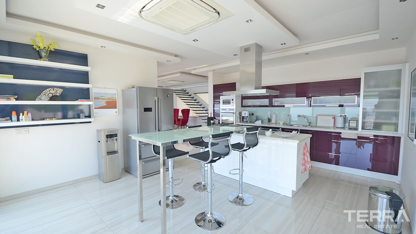 Luxury Furnished Resale Villa with 1600 m2 Land Plot in Tepe, Alanya - 70093