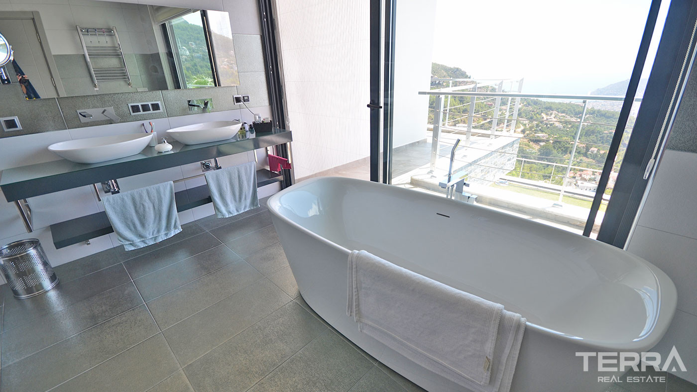 Luxury Furnished Resale Villa with 1600 m2 Land Plot in Tepe, Alanya - 70105