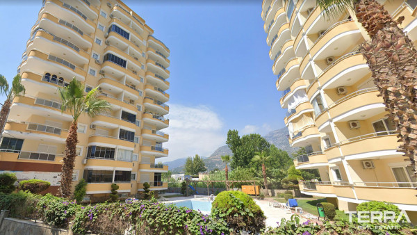 Flat at Mahmutlar Bay Residence Offering Proximity to the Beach