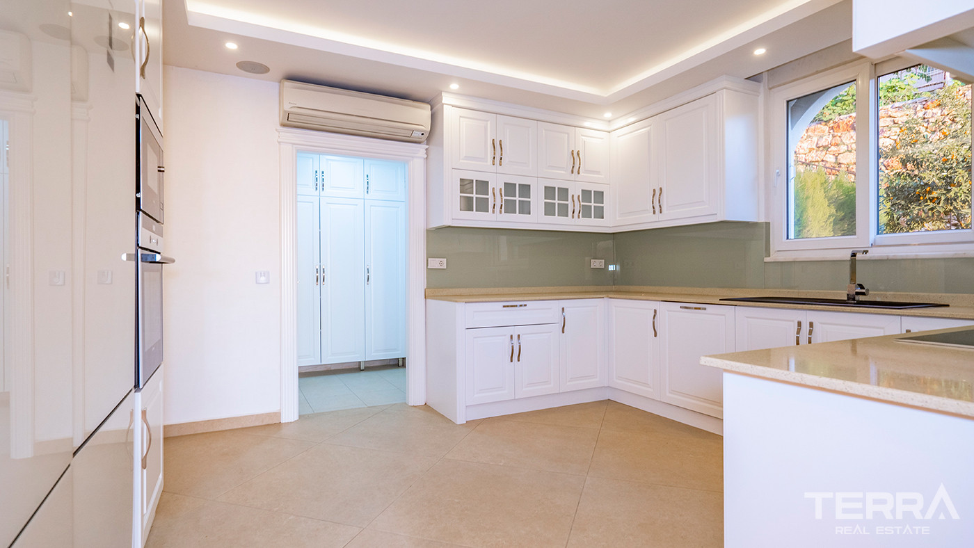 4+2 Furnished Villa with Underfloor Heating and Sea Views in Alanya - 82419