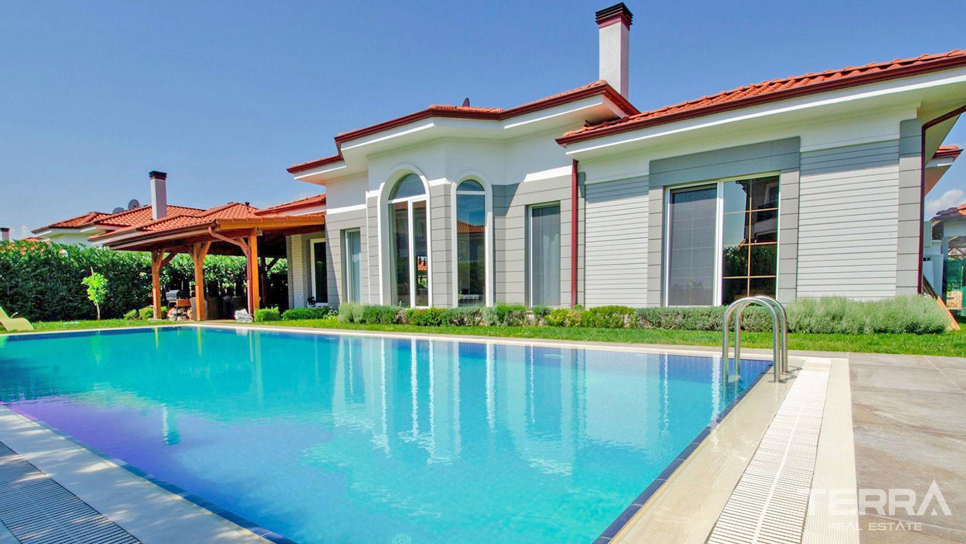 Antalya, Döşemealtı'nda Satılık Oturuma Hazır İkinci El Modern Villa
