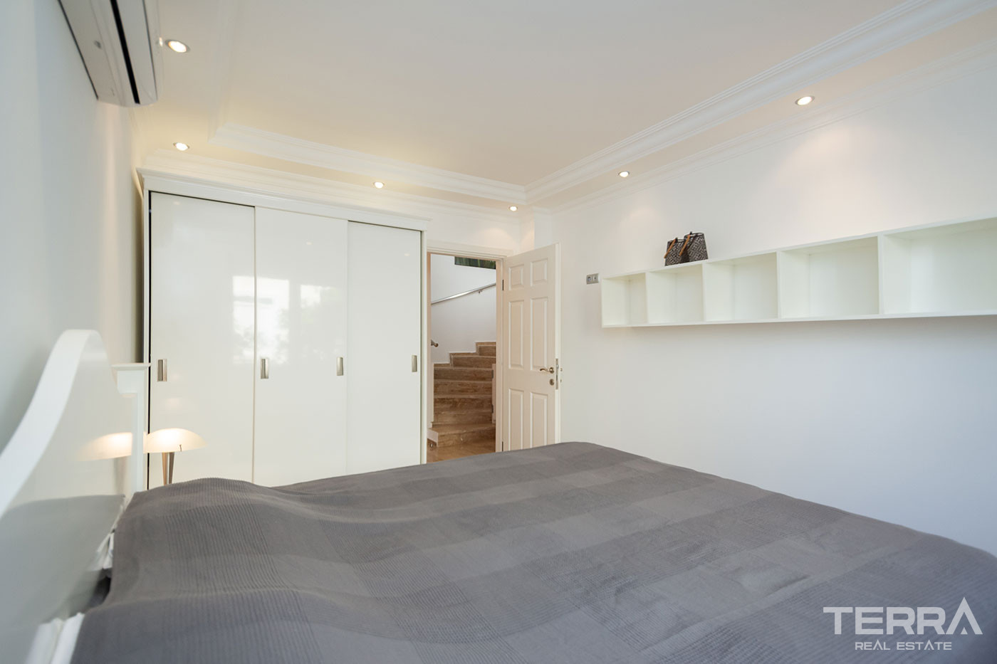 Sea View Alanya Villa for Sale in Tepe Villa Resort Near Town Center - 101166