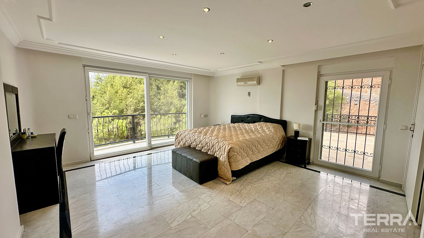 Sea View Villa with Exclusive Layout and a Private Pool in Alanya - 102199