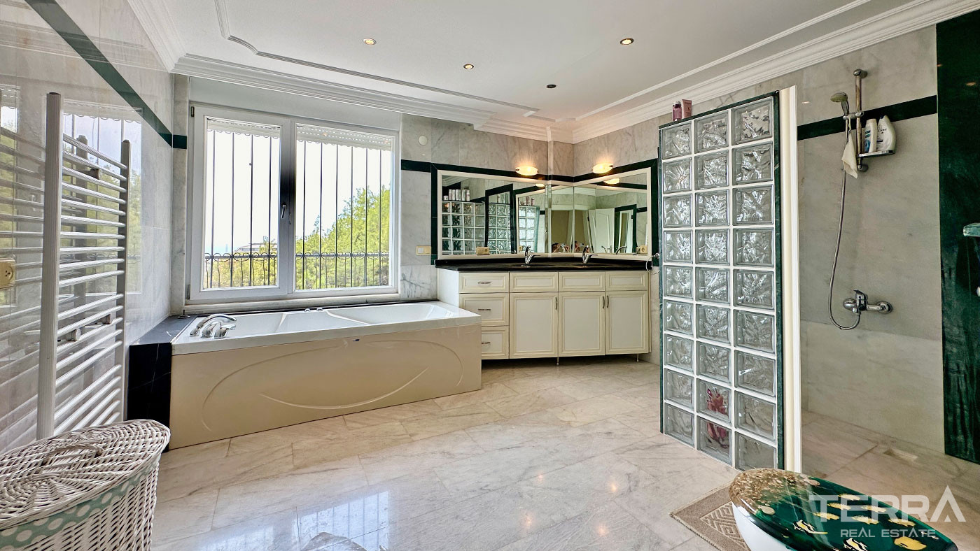 Sea View Villa with Exclusive Layout and a Private Pool in Alanya - 102203