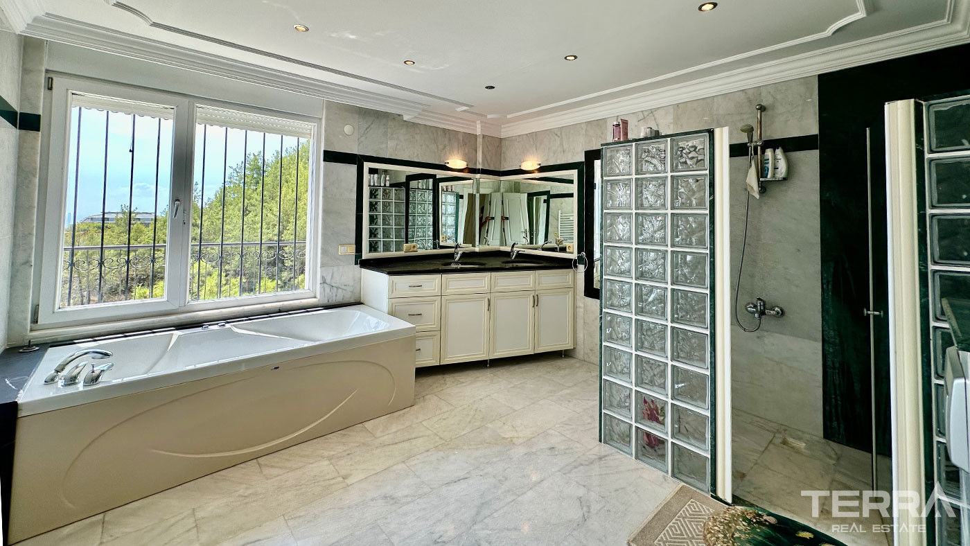 Sea View Villa with Exclusive Layout and a Private Pool in Alanya - 102205