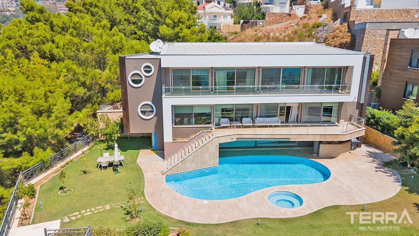 Exclusive Villa with Panoranmic Sea View for Sale in Alanya Bektaş