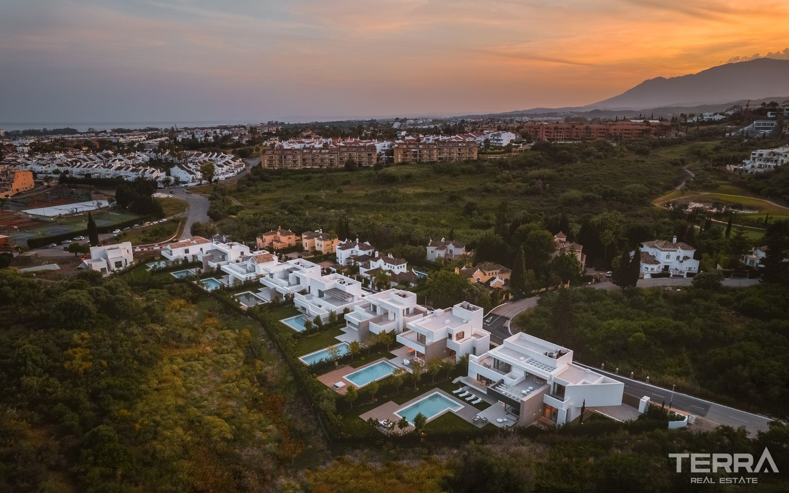 Golf Villas for Sale in Estepona, Málaga, Costa del Sol - 112291