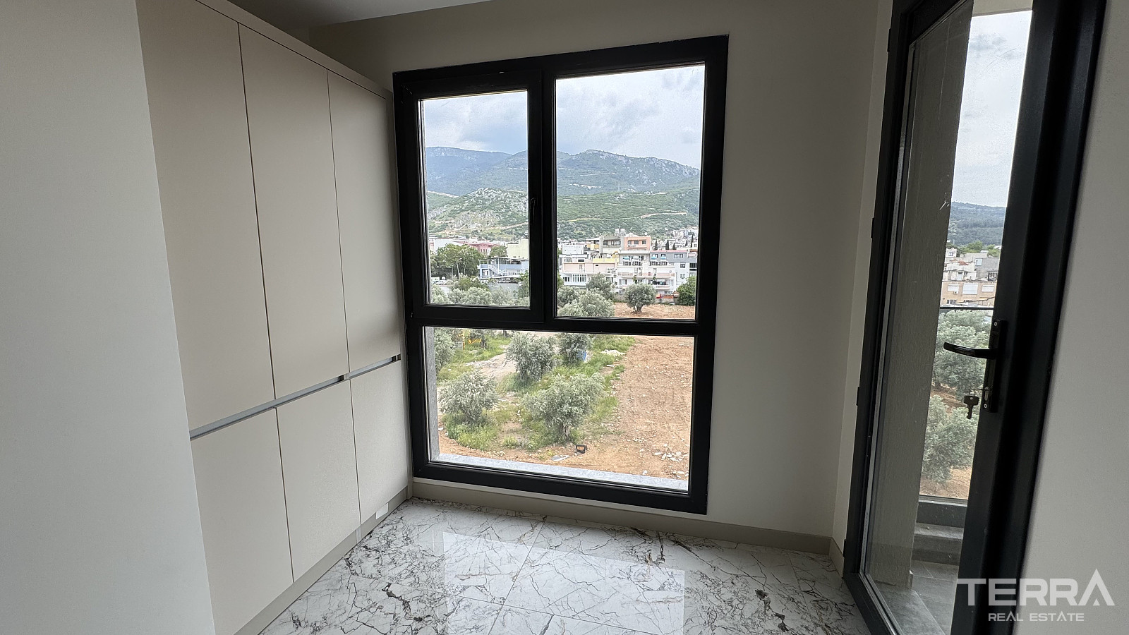 Spacious Apartments for Sale in İzmir, Bornova, Turkey - 113657
