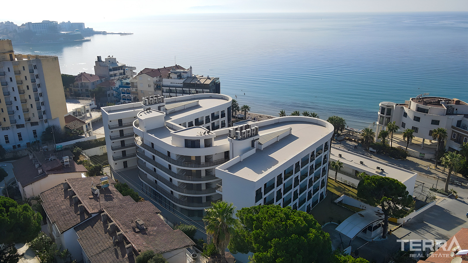 Kuşadası'nda Denize Sıfır Konumda Satılık 1 Yatak Odalı Daireler - 113687