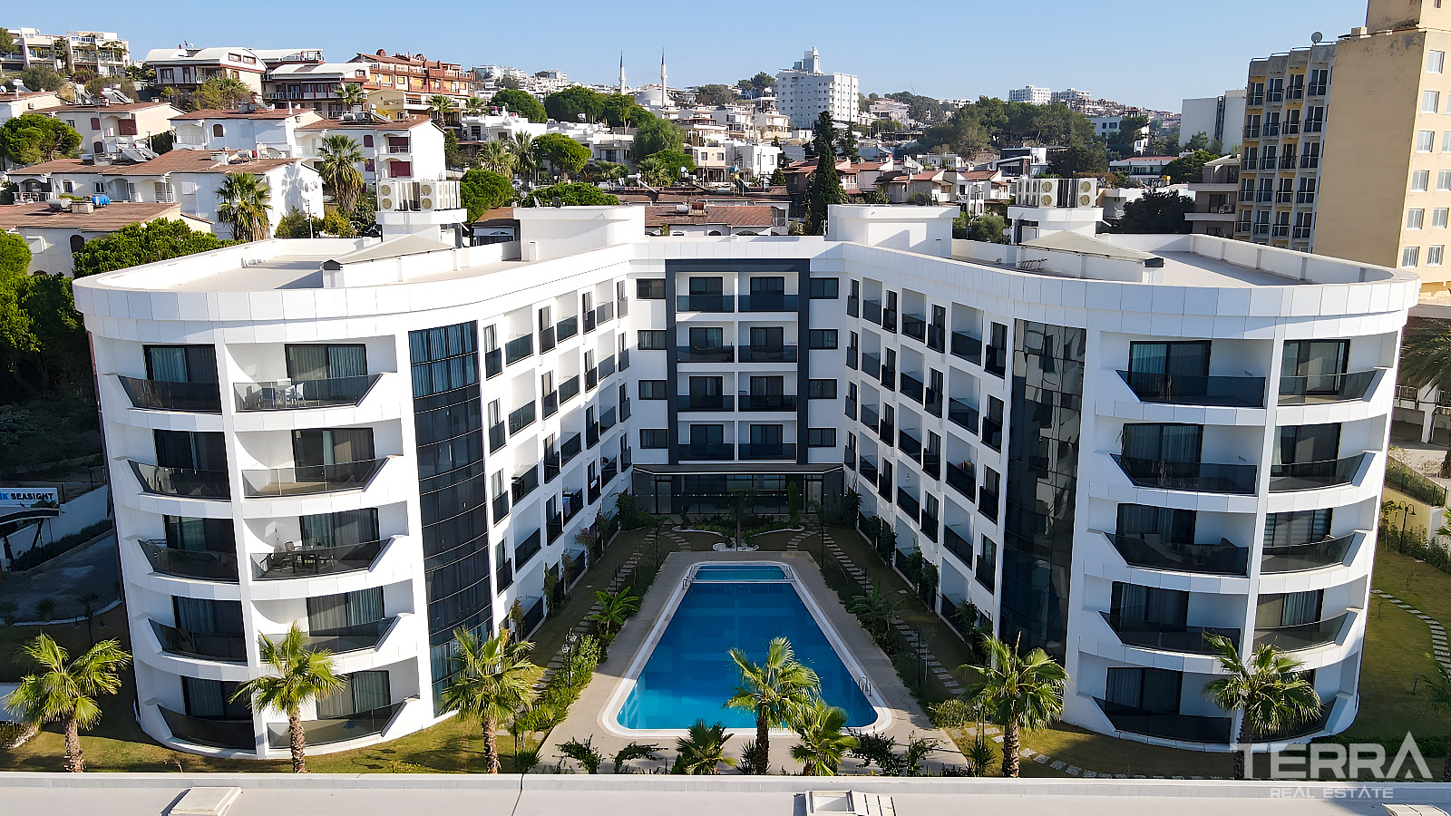 Kuşadası'nda Denize Sıfır Konumda Satılık 1 Yatak Odalı Daireler - 113688