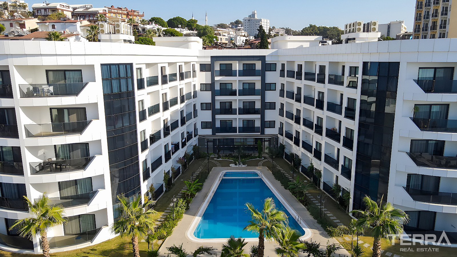 Kuşadası'nda Denize Sıfır Konumda Satılık 1 Yatak Odalı Daireler - 113689