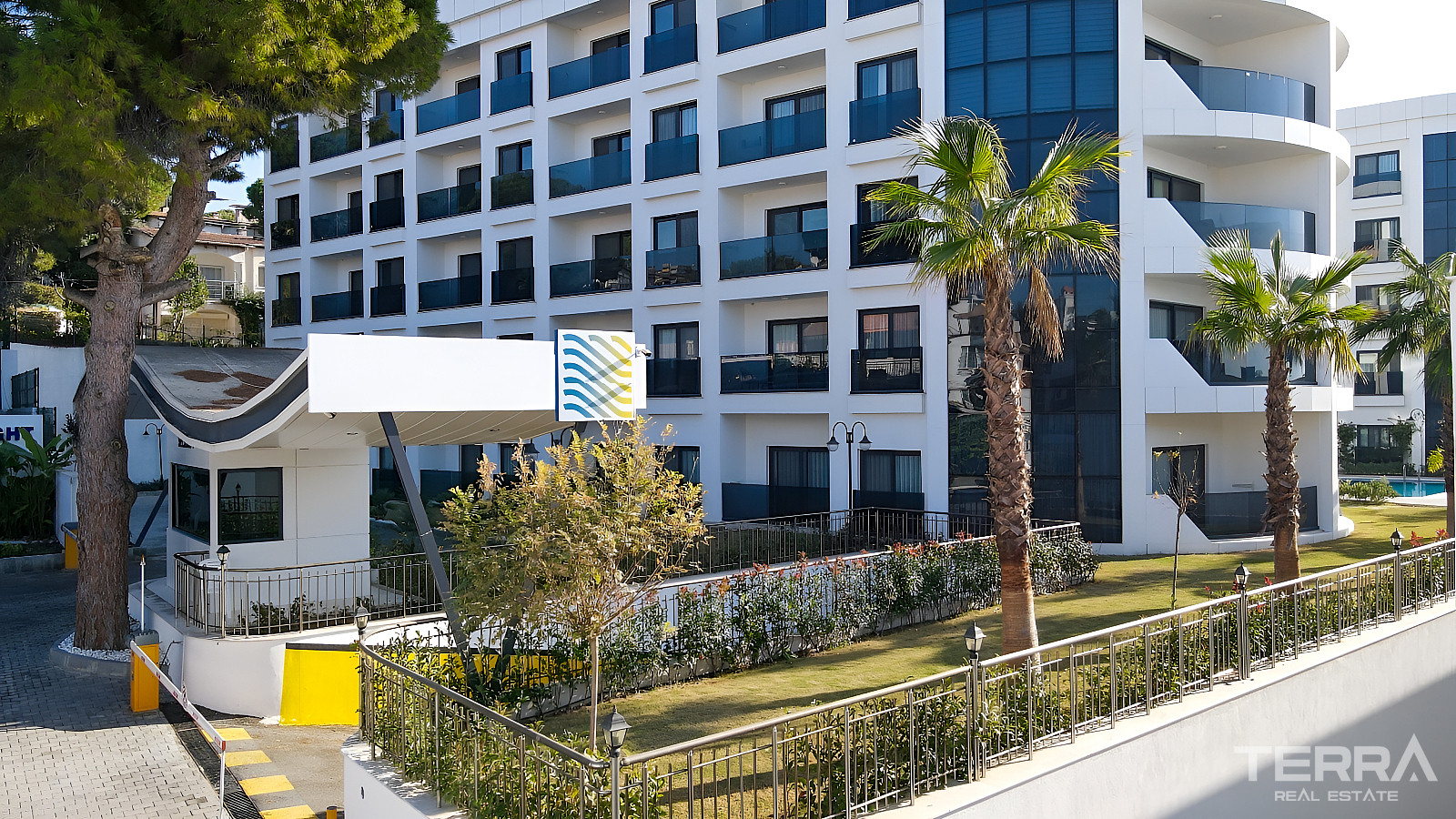 Kuşadası'nda Denize Sıfır Konumda Satılık 1 Yatak Odalı Daireler - 113690