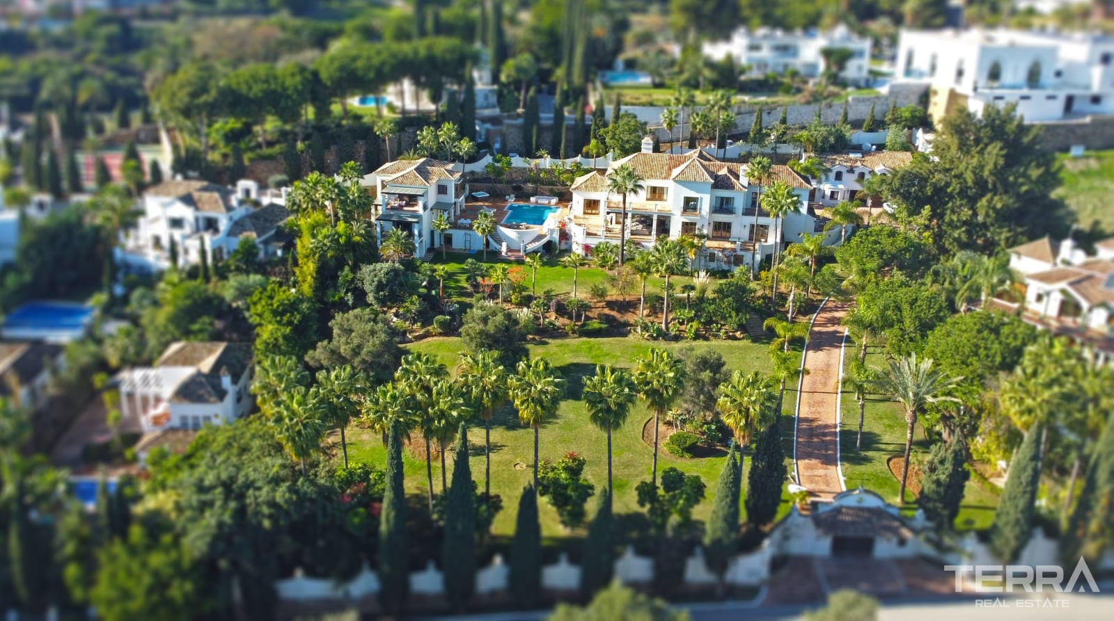 Mansion with Pool for Sale in Paraíso, Benahavís, Málaga, Spain - 113971