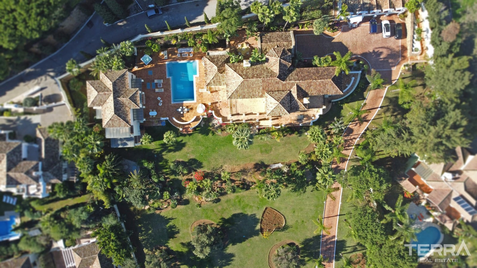 Mansion with Pool for Sale in Paraíso, Benahavís, Málaga, Spain - 113972
