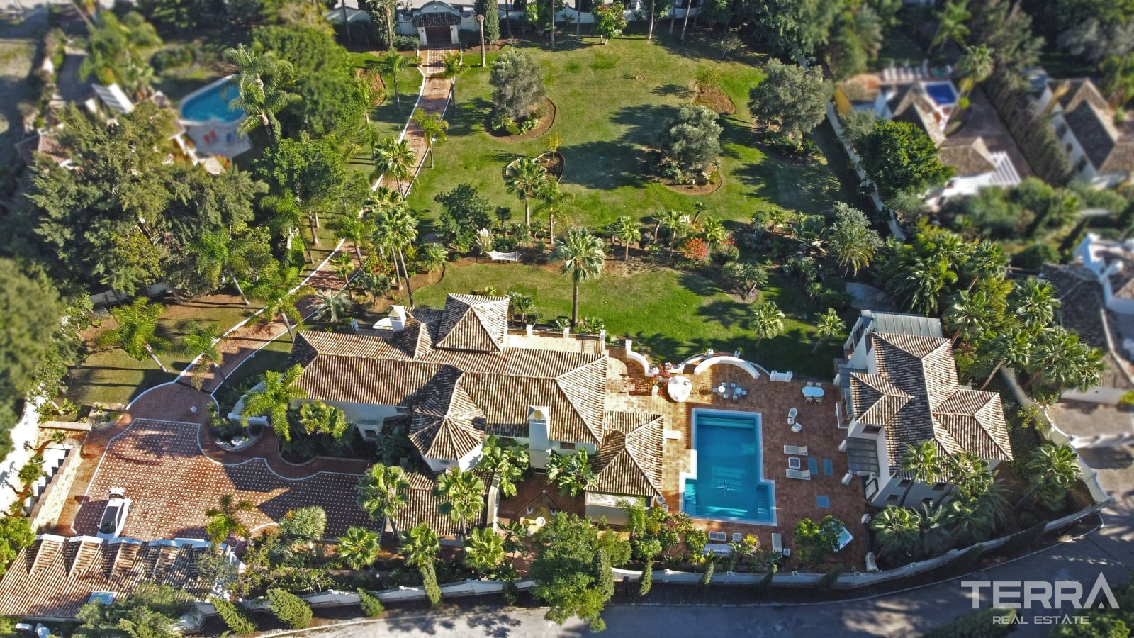 Mansion with Pool for Sale in Paraíso, Benahavís, Málaga, Spain - 113973