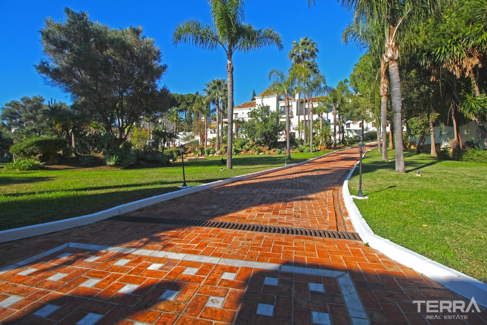 Mansion with Pool for Sale in Paraíso, Benahavís, Málaga, Spain - 113975
