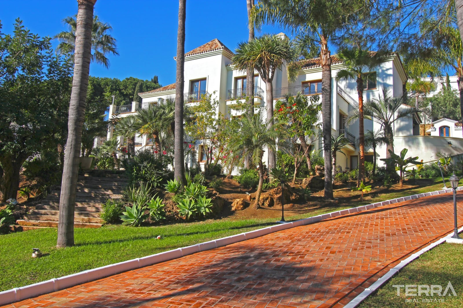 Mansion with Pool for Sale in Paraíso, Benahavís, Málaga, Spain - 113977