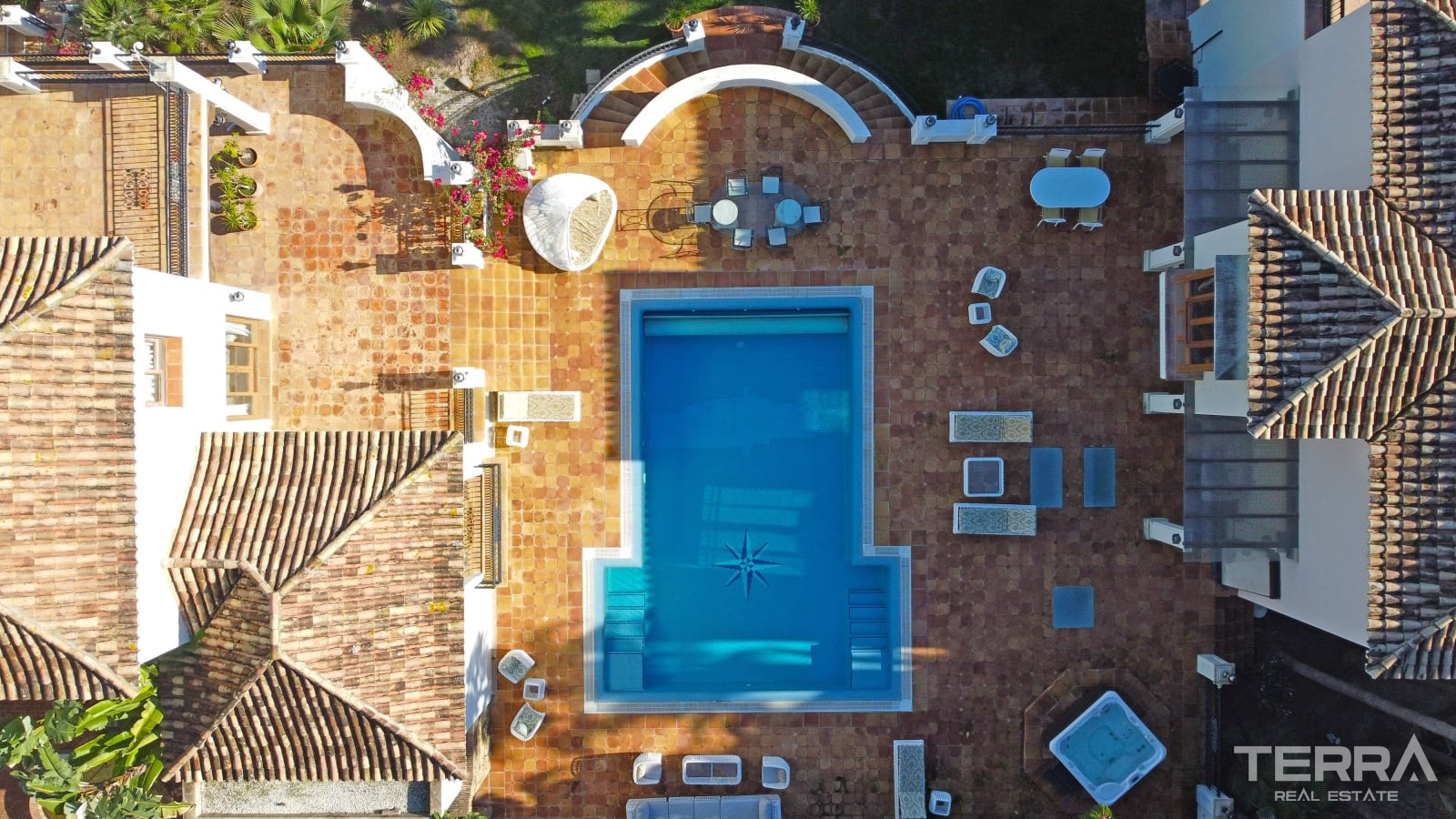 Mansion with Pool for Sale in Paraíso, Benahavís, Málaga, Spain - 113979