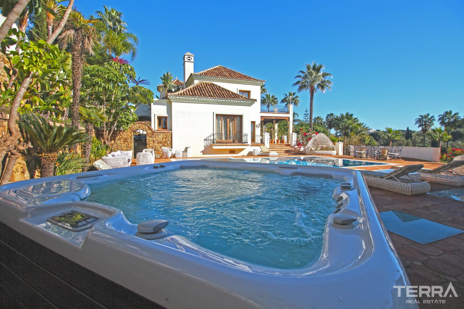 Mansion with Pool for Sale in Paraíso, Benahavís, Málaga, Spain - 113981