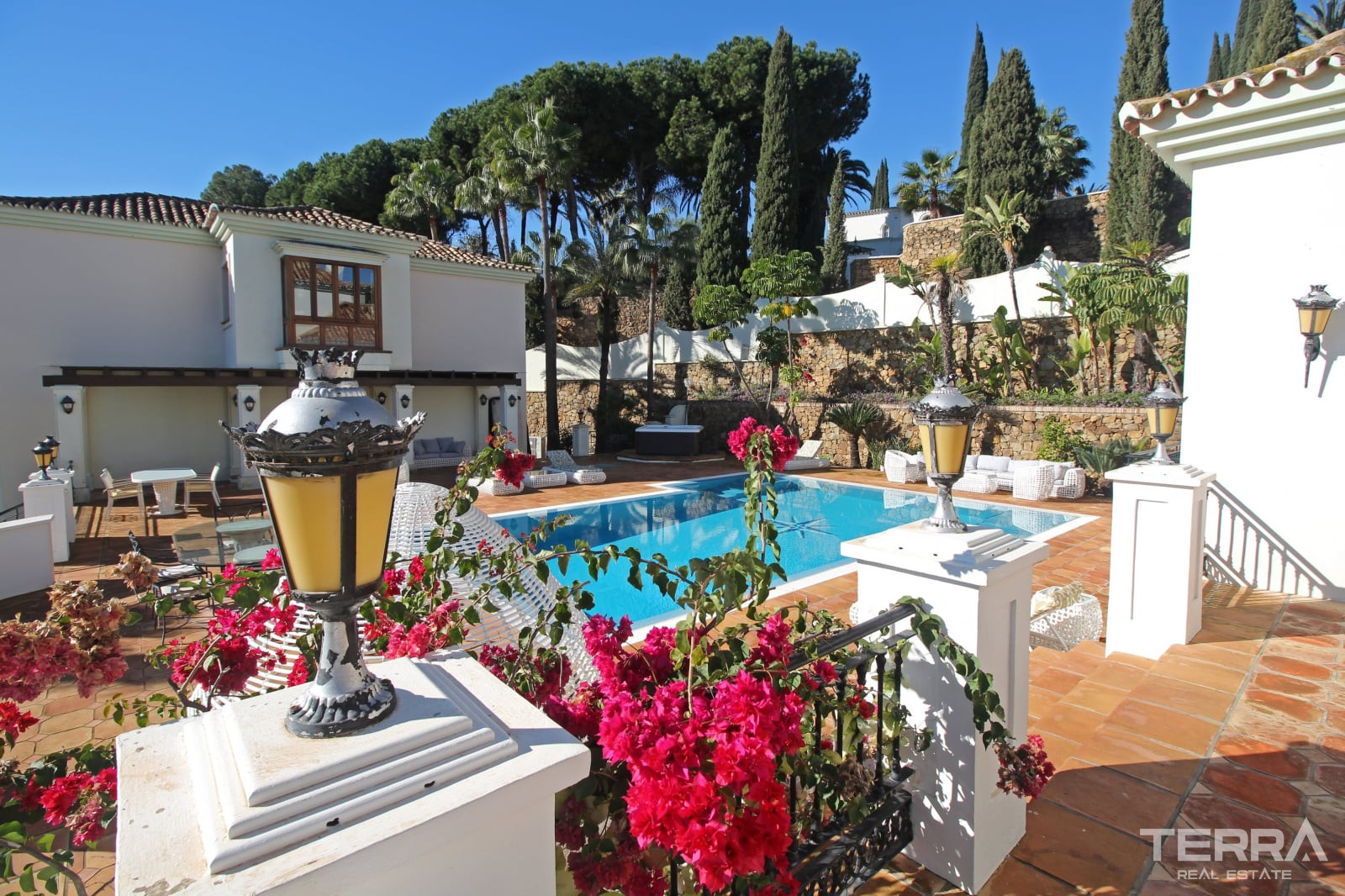 Mansion with Pool for Sale in Paraíso, Benahavís, Málaga, Spain - 113987