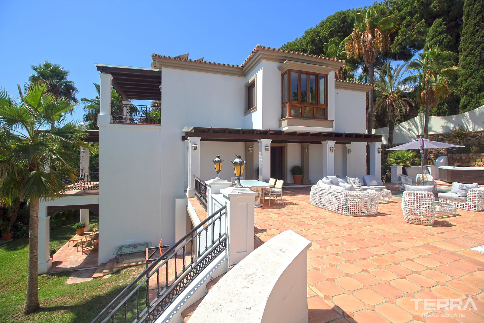 Mansion with Pool for Sale in Paraíso, Benahavís, Málaga, Spain - 113989