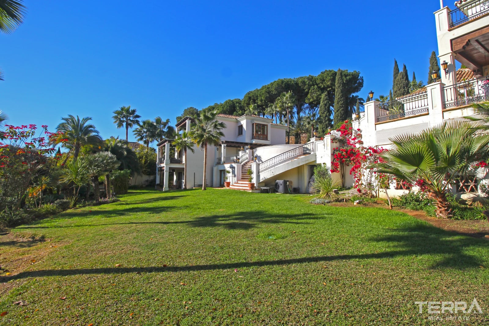 Mansion with Pool for Sale in Paraíso, Benahavís, Málaga, Spain - 113991