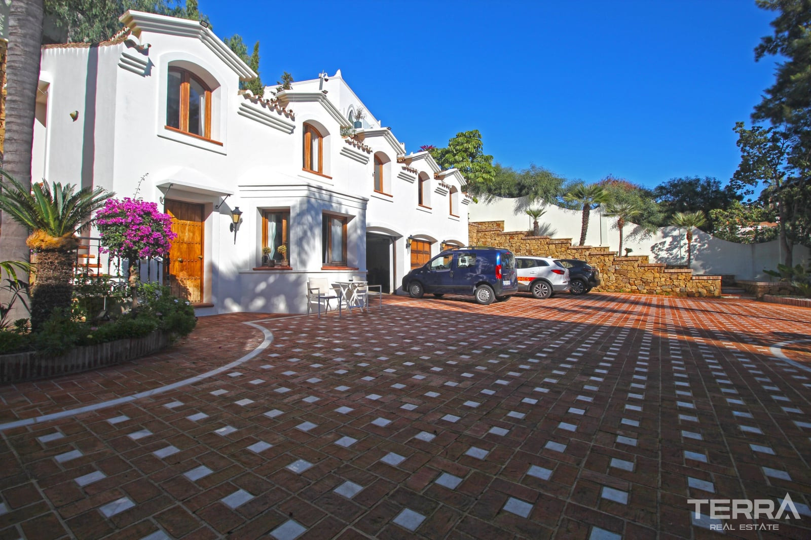 Mansion with Pool for Sale in Paraíso, Benahavís, Málaga, Spain - 113993