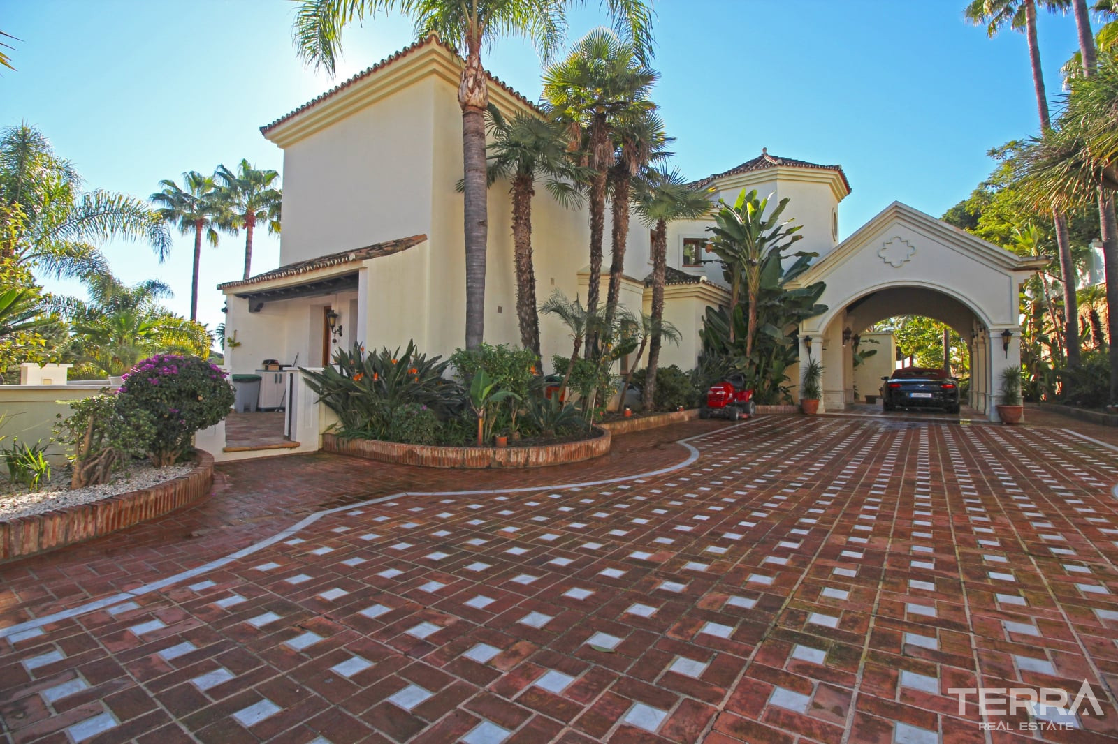 Mansion with Pool for Sale in Paraíso, Benahavís, Málaga, Spain - 113994