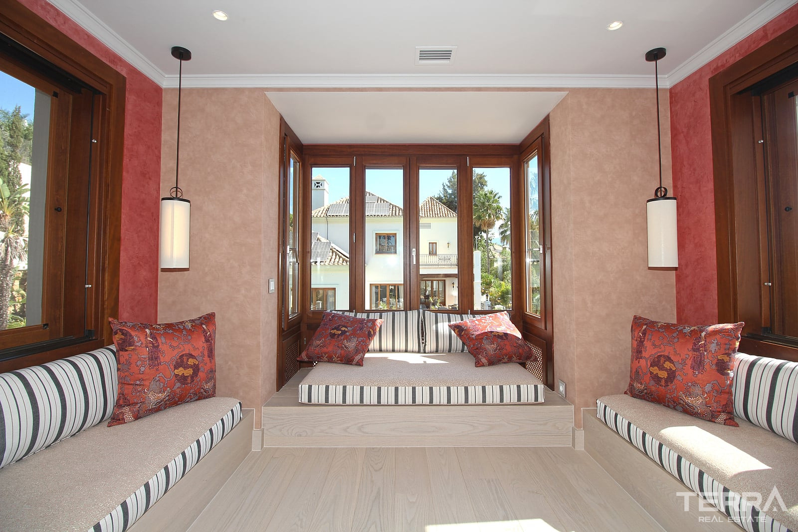 Mansion with Pool for Sale in Paraíso, Benahavís, Málaga, Spain - 114000