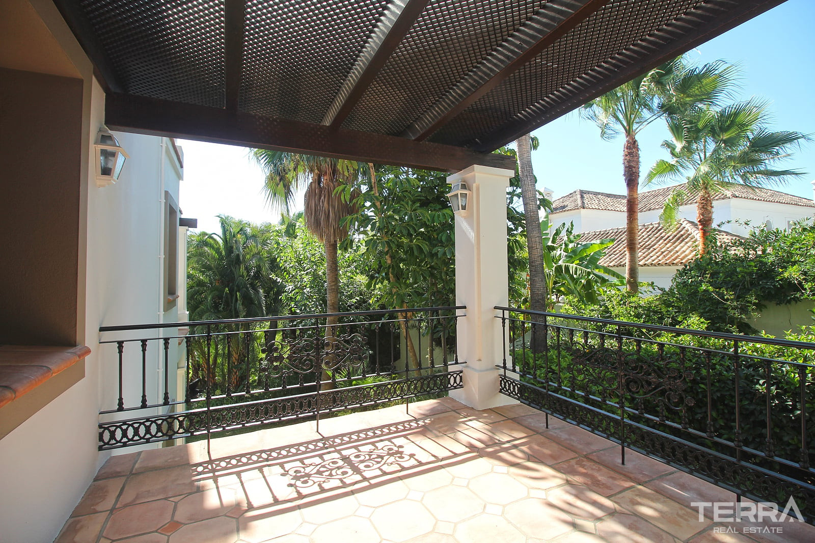 Mansion with Pool for Sale in Paraíso, Benahavís, Málaga, Spain - 114015