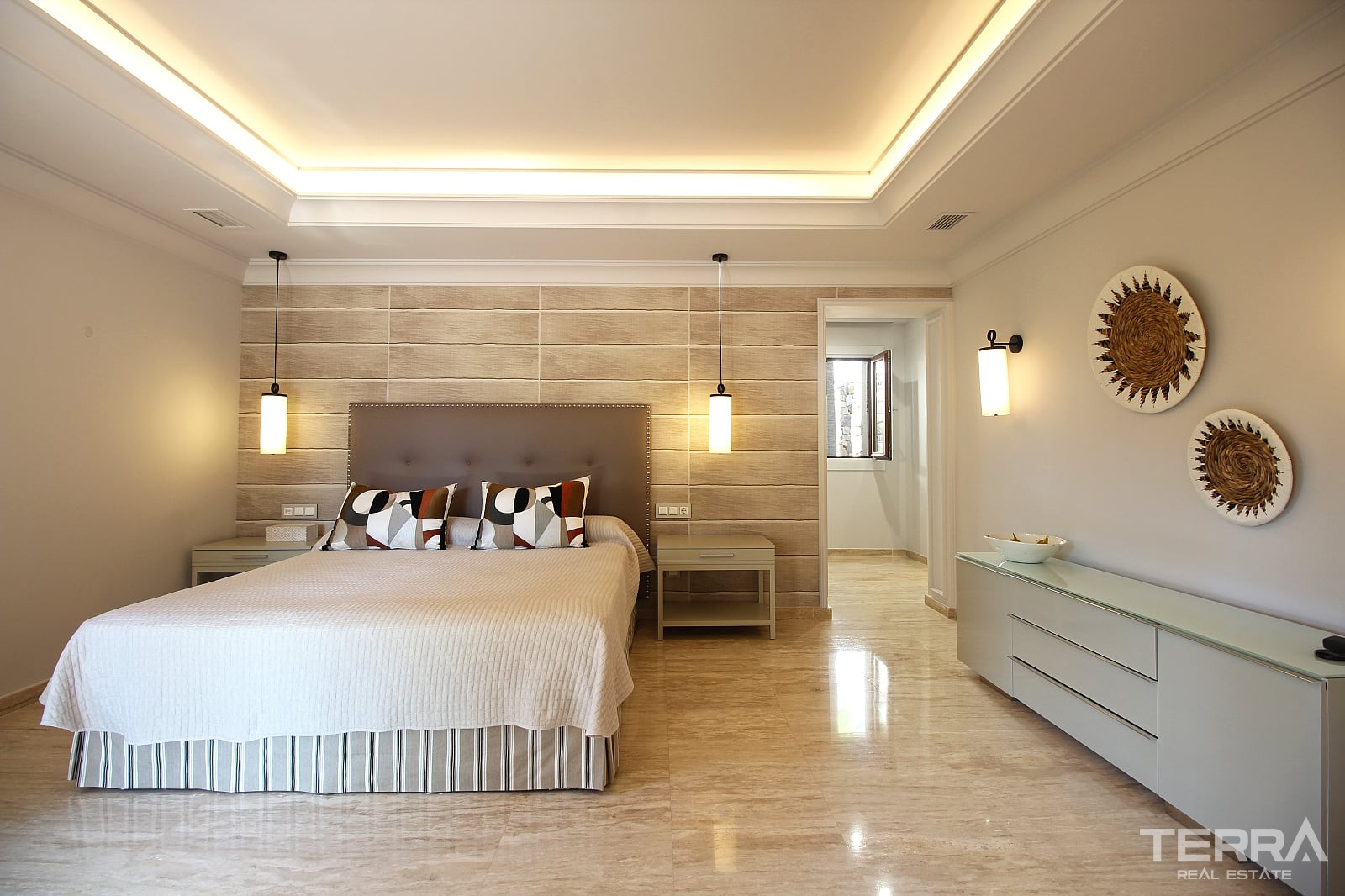 Mansion with Pool for Sale in Paraíso, Benahavís, Málaga, Spain - 114017